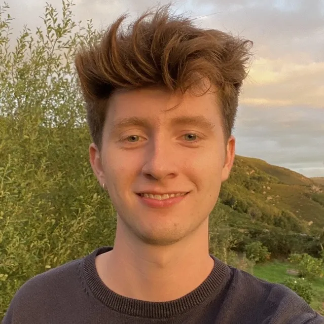 Aiden Comiskey Headshot.jpg