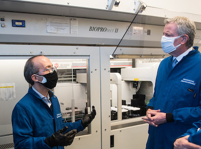 Mayor Bill de Blasio in the lab at Columbia